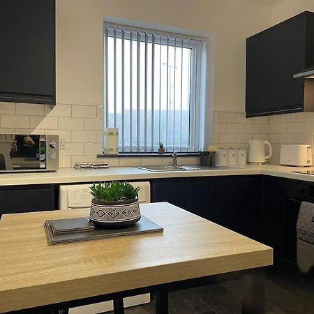 Modern Apartment With En-Suite & Private Kitchen Stoke-on-Trent Esterno foto