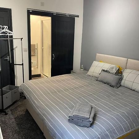Modern Apartment With En-Suite & Private Kitchen Stoke-on-Trent Esterno foto