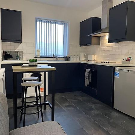 Modern Apartment With En-Suite & Private Kitchen Stoke-on-Trent Esterno foto
