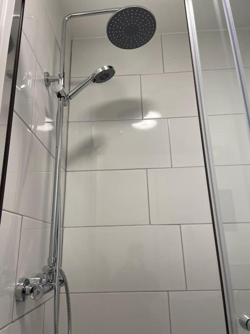 Modern Apartment With En-Suite & Private Kitchen Stoke-on-Trent Esterno foto