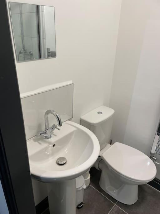 Modern Apartment With En-Suite & Private Kitchen Stoke-on-Trent Esterno foto