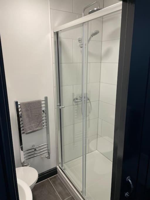 Modern Apartment With En-Suite & Private Kitchen Stoke-on-Trent Esterno foto