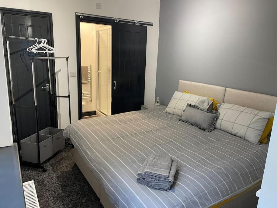 Modern Apartment With En-Suite & Private Kitchen Stoke-on-Trent Esterno foto