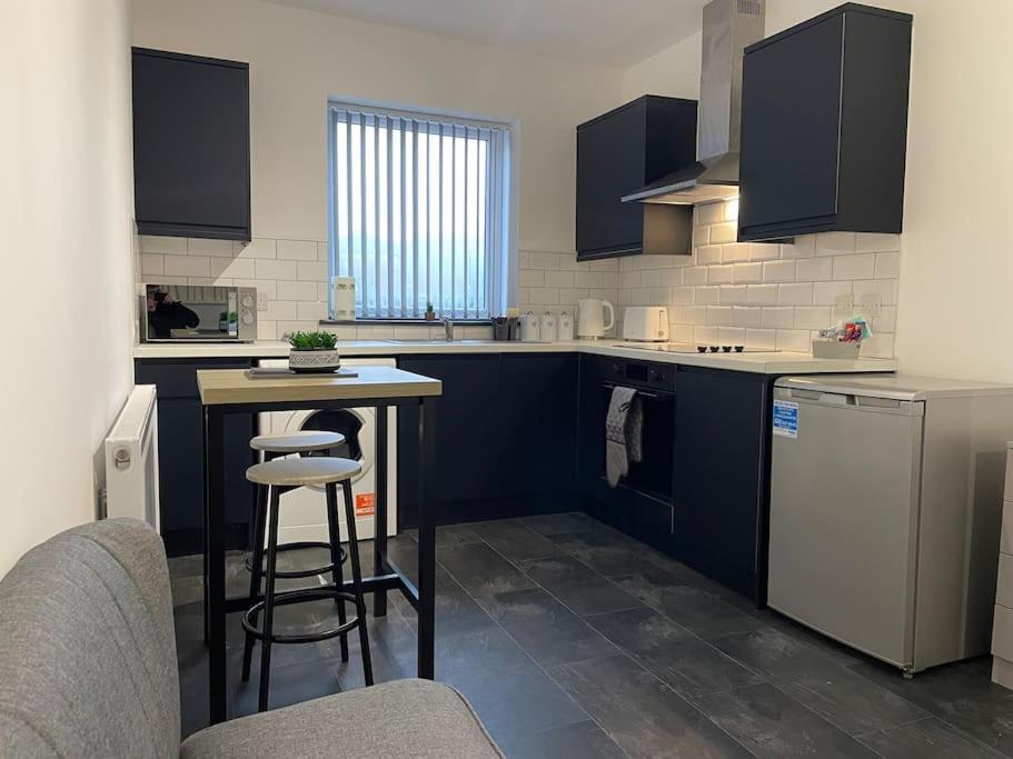 Modern Apartment With En-Suite & Private Kitchen Stoke-on-Trent Esterno foto